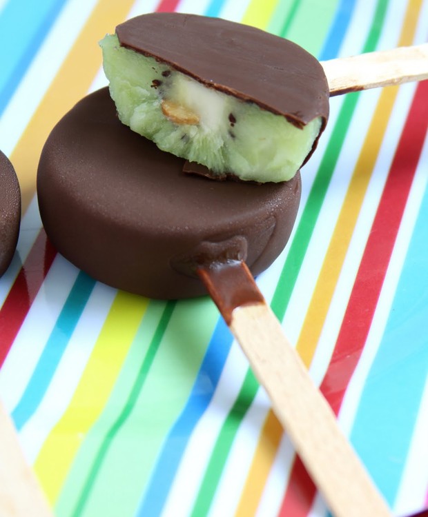 Picolé de kiwi com cobertura de chocolate amargo (Foto: Divulgação)