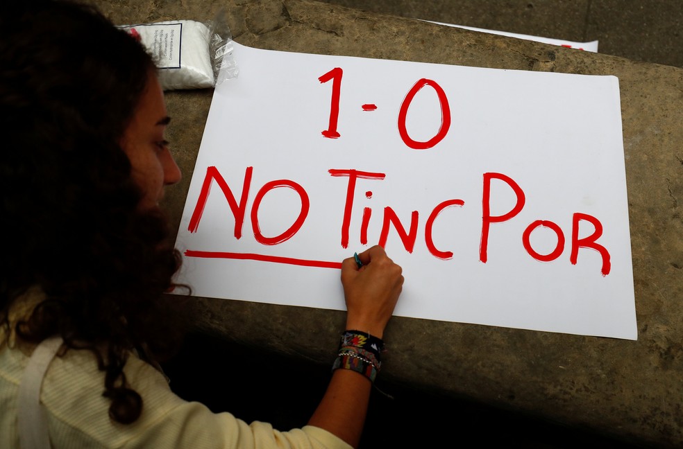 Menina escreve cartaz sobre referendo independentista: 