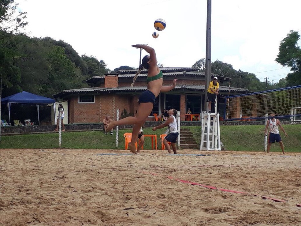 Carol em ação em torneio de vôlei de praia no RS (Foto: Arquivo pessoal)