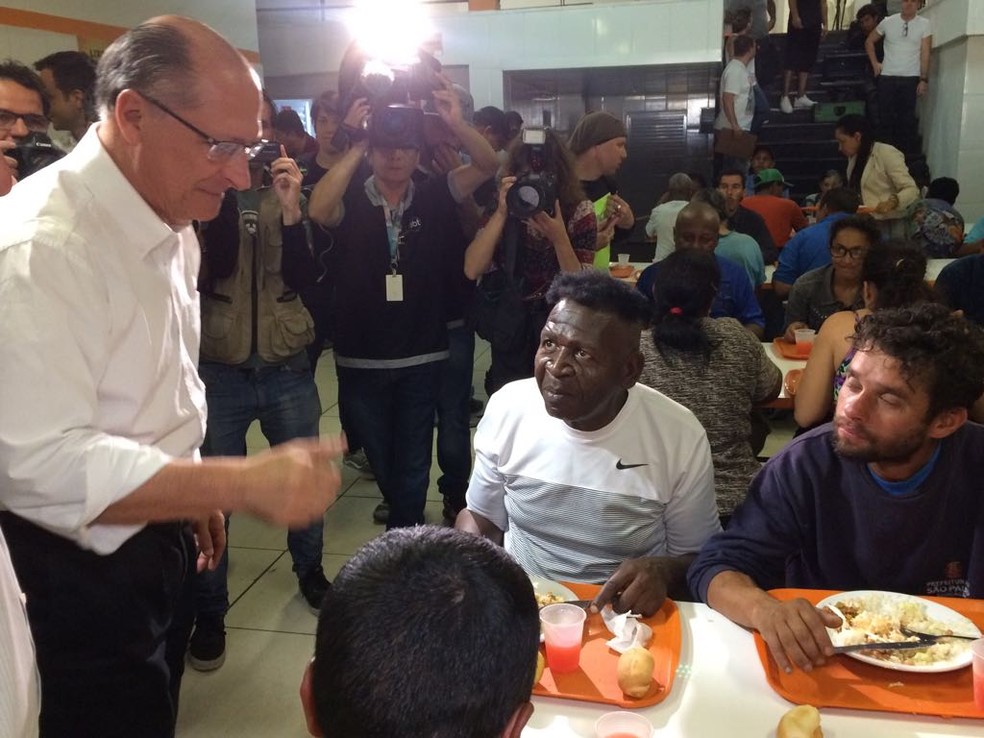 Alckmin cumprimentou frequentadores de restaurante popular em São Paulo (Foto: Tahiane Stochero/G1)