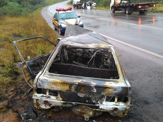 Após colisão, um dos veículos pegou fogo (Foto: Divulgação/PRF)
