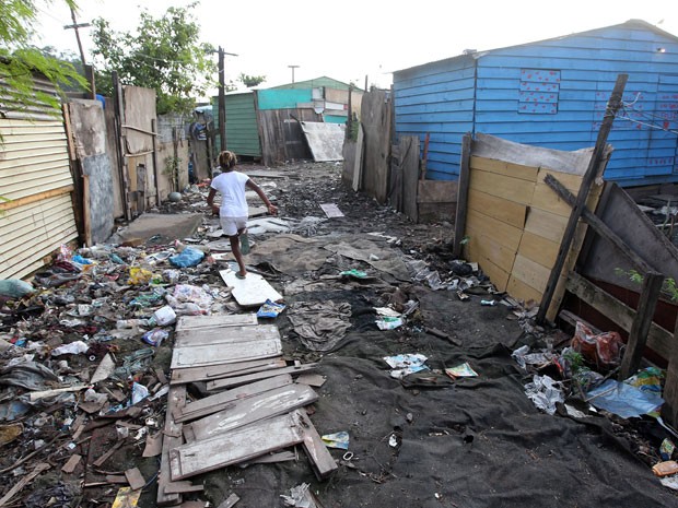 População vive no meio do lixo na comunidade Quatro Rodas.  (Foto: Marcos de Paula / G1)
