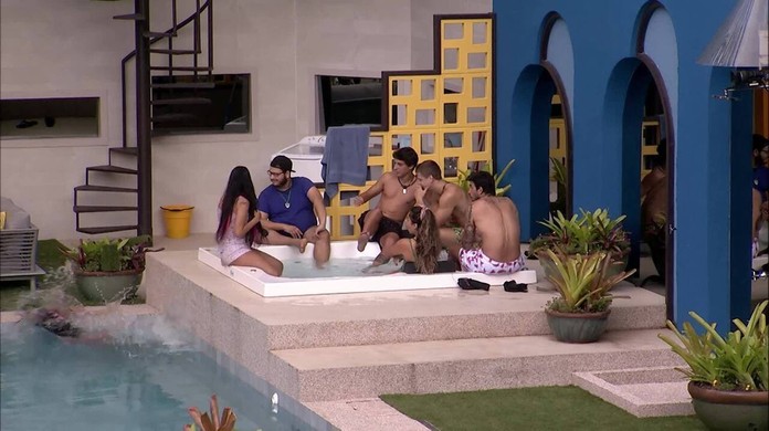 Bianca Escorrega E Cai Na Piscina Casa Bbb Gshow