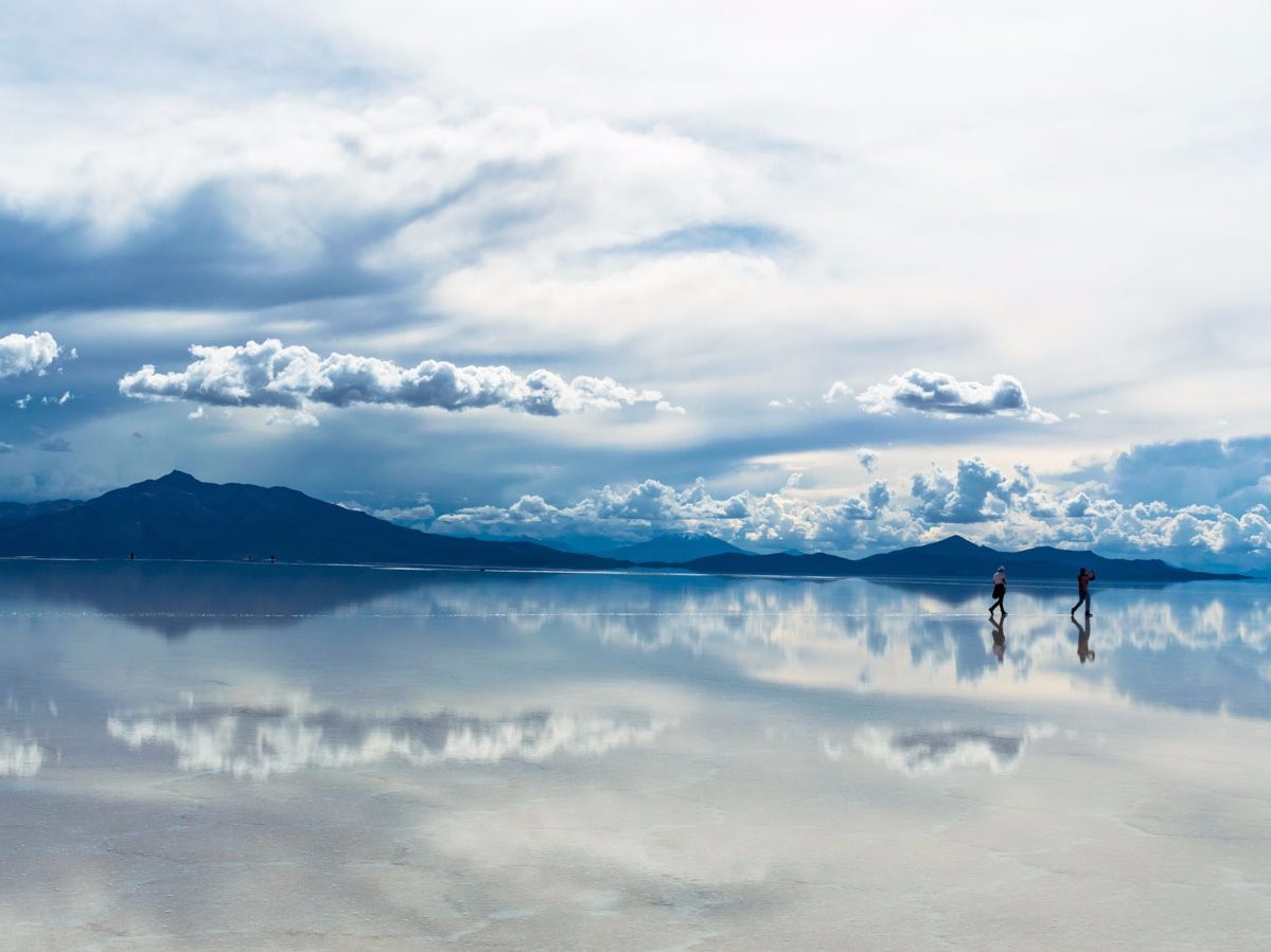 Durante o verão, o Salar de Uyuni, na Bolívia, fica coberto com uma fina camada de água, formando uma bela paisagem que se mistura aos céus. (Foto: Reprodução)