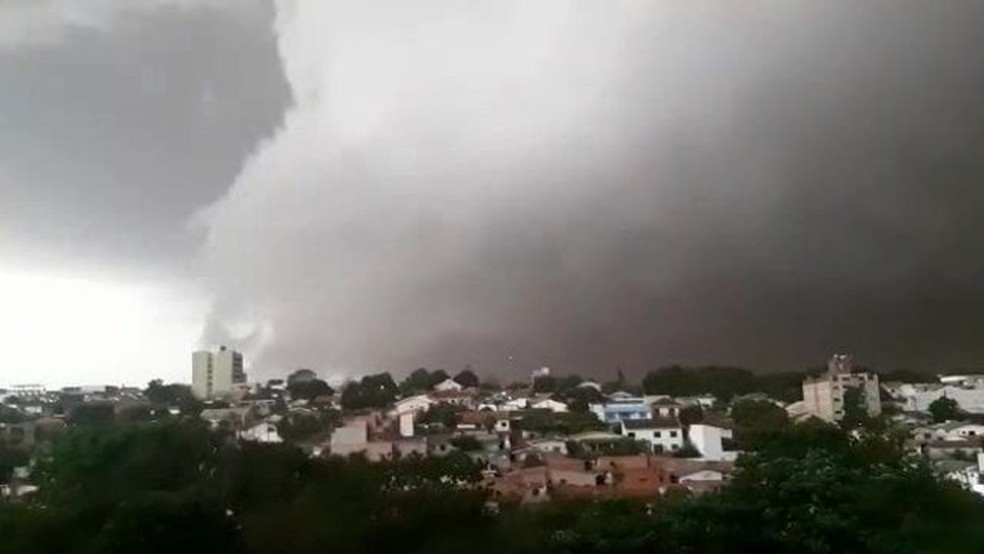 Grande nuvem de chuva foi registrada avançando pelo céu de Cascavel, no sábado (23) — Foto: Cassiane Seghatti/RPC