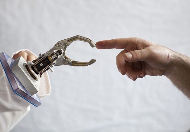 dedo robotico, robotica (Foto:  Ute Grabowsky / Getty Images)