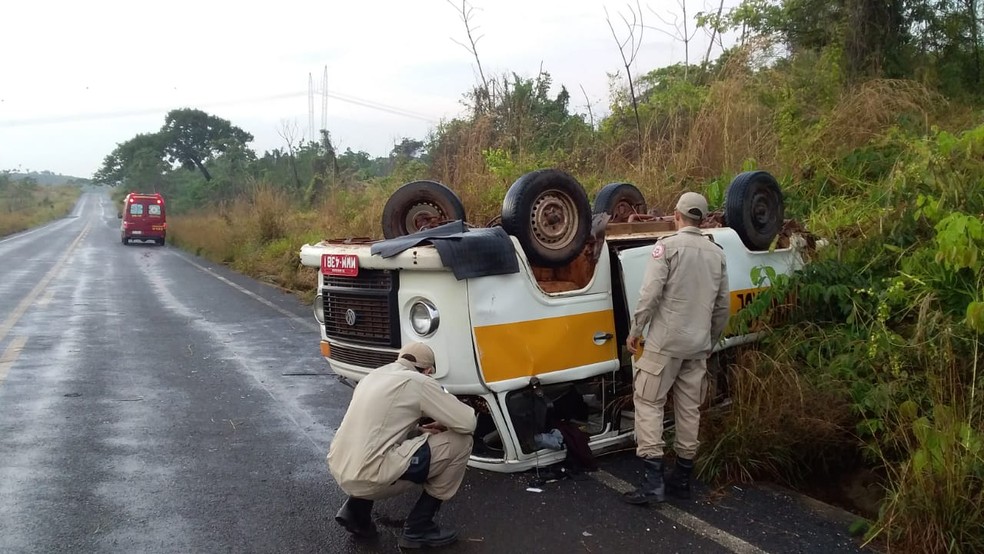 Kombi capotou na TO-226, próximo ao povoado de Garimpinho — Foto: Divulgação/Corpo de Bombeiros