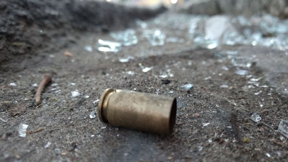 Cápsulas deflagradas de armas de fogo foram localizadas nas proximidades do banco (Foto: Anderson Melo/TV Asa Branca)