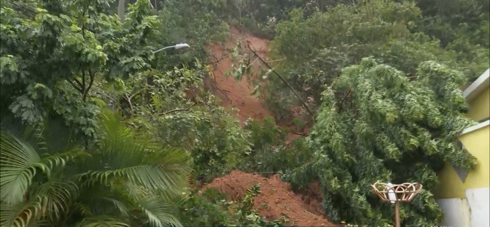 Barreiras deslizam em Bananeiras após fortes chuvas — Foto: Reprodução/TV Cabo Branco