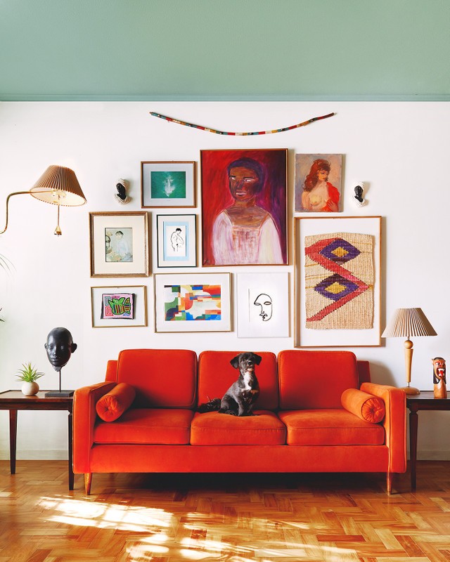Décor do dia: sala colorida tem parede bicolor e composição de quadros (Foto: MAR+VIN)