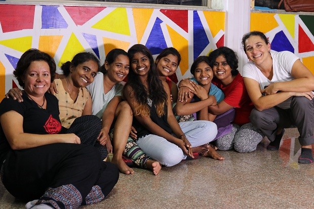 A Kranti é uma organização que atende filhas das mulheres que trabalham na zona de prostituição de Mumbai (Foto: THE GIRLS ON THE ROAD)