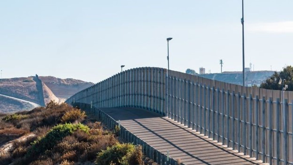 Muro na fronteira dos EUA com o México em San Diego/Tijuana — Foto: Getty Images/ BBC 