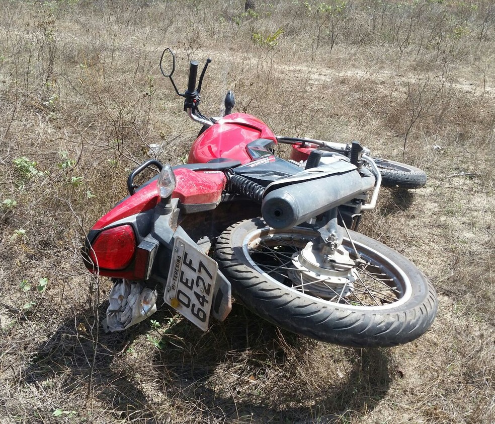 Motocicleta usada pelos assaltantes foi localizada pela Polícia Militar de Campo Maior. (Foto: Divulgação/ Polícia Militar)