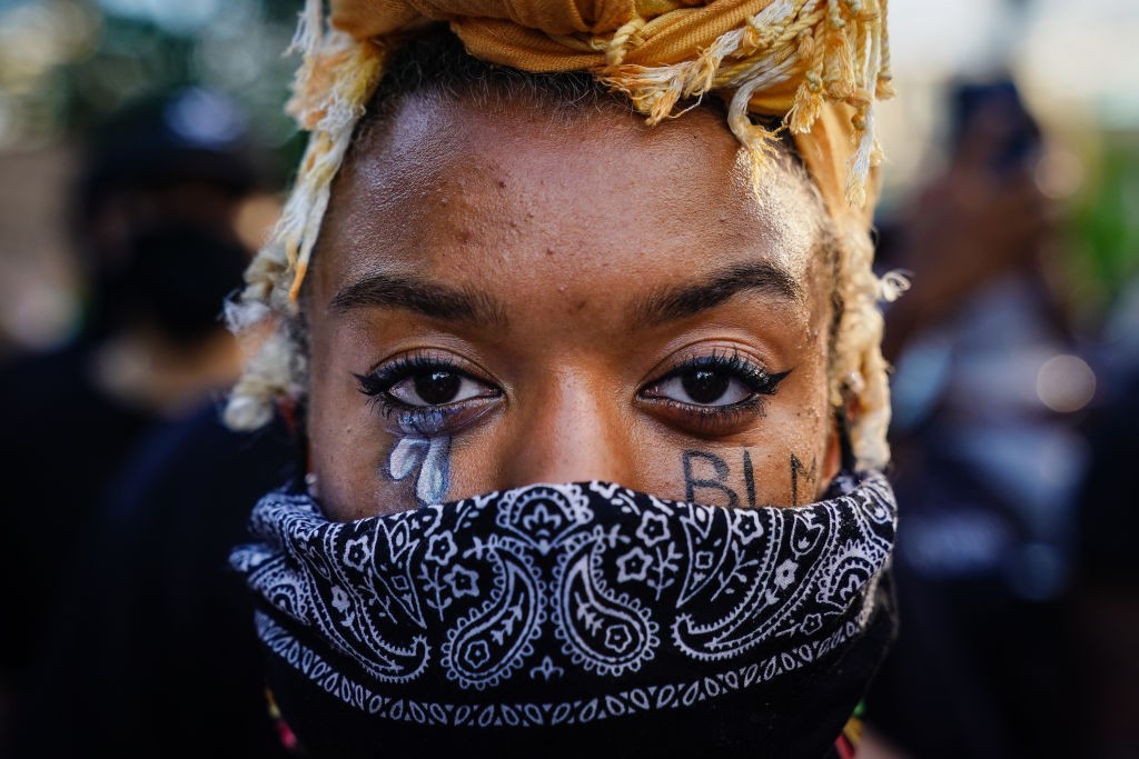 Uma mulher com 'BLM' [Black Lives Matter] escrito em sua bochecha posa para uma foto durante protesto em 31 de maio de 2020 em Atlanta, Geórgia. Em todo o país, os protestos eclodiram após a morte de George Floyd enquanto estava sob custódia policial em Minneapolis, Minnesota. (Foto: Getty Images)