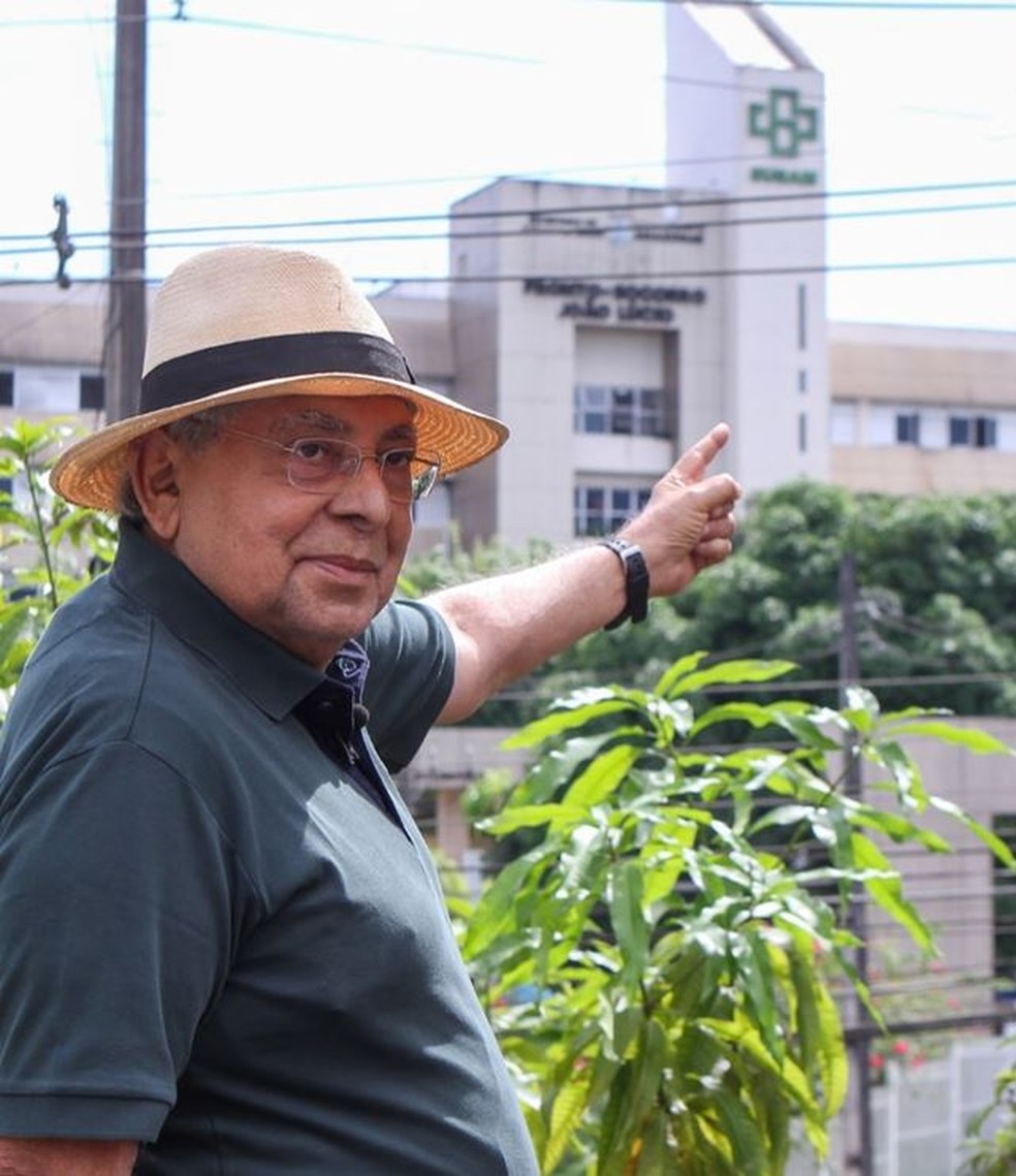 Amazonino Mendes em frente ao Hospital João Lúcio, em Manaus  — Foto: Reprodução Facebook