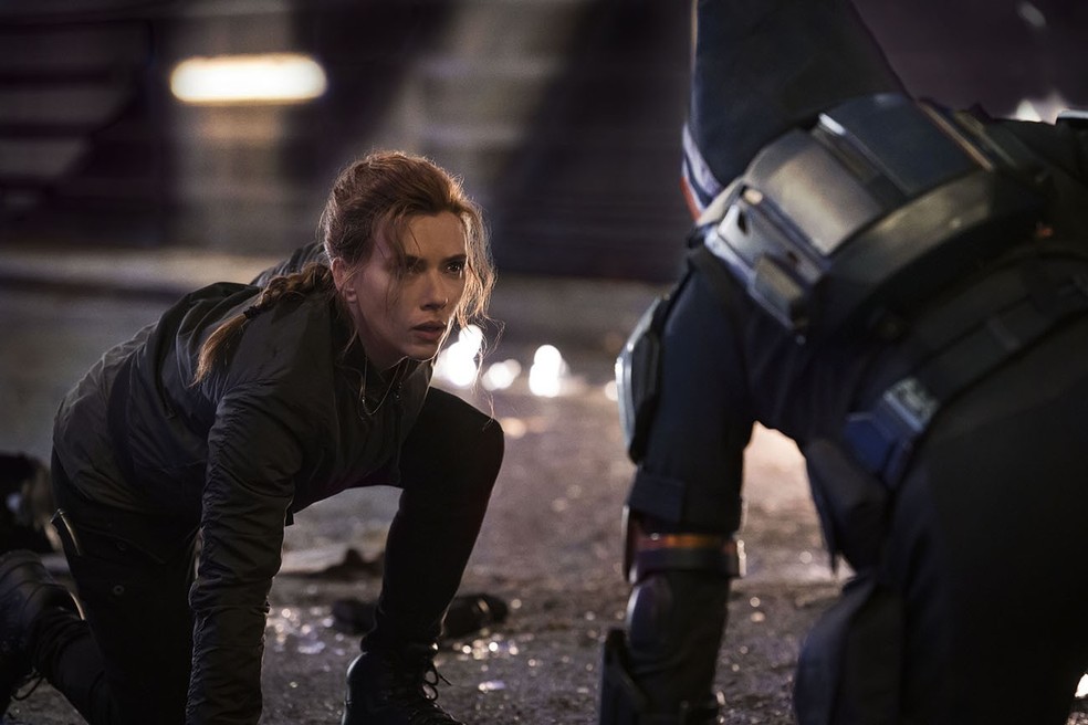 Scarlett Johansson enfrenta o Treinador em cena de 'Viúva Negra' — Foto: Divulgação