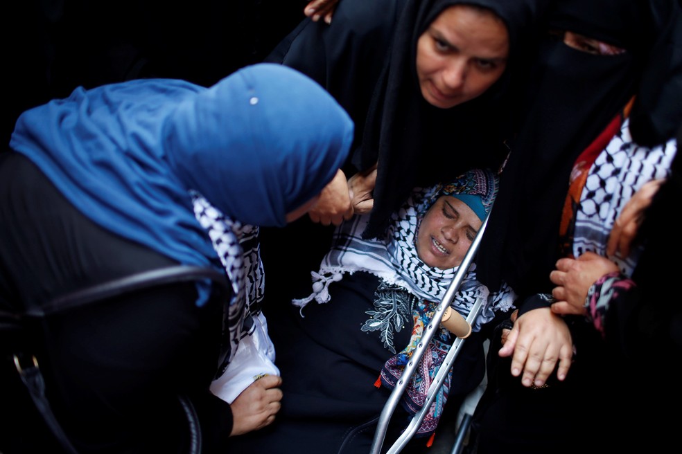 Palestinas sofrem durante funeral de enfermeira morta em Gaza (Foto: Mohammed Salem/Reuters)