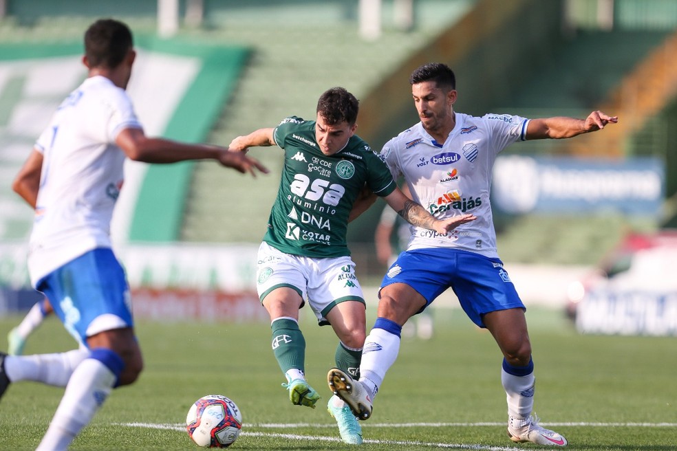 Ex-CSA, Andrigo leva a melhor na disputa com Geovane — Foto: Thomaz Marostegan/Guarani FC