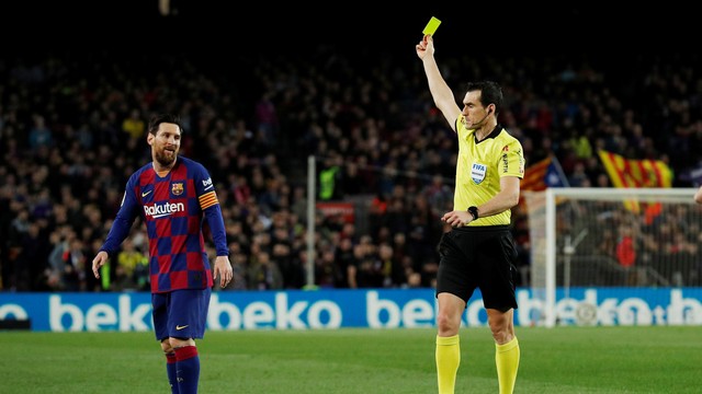 Messi levou um cartão amarelo contra a Real Sociedad