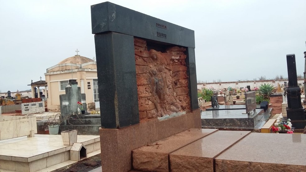 Cemitério foi furtado em Cafelândia — Foto: Evany de Mello Torres