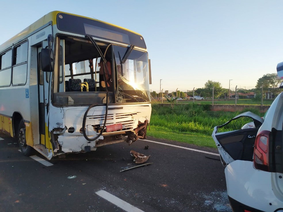 Colisão entre ônibus e viatura matou policial científica em Martinópolis (SP) — Foto: Bruna Bachega/TV Fronteira