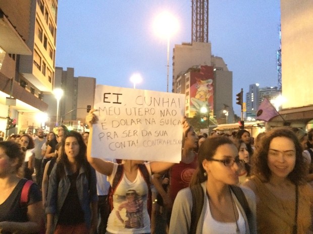 Manifestante carrega cartaz contra Eduardo Cunha durante ato em SP (Foto: Paulo Toledo Piza/G1)
