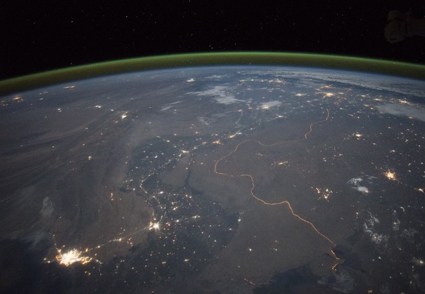 Foto feita em setembro pelos astronautas da ISS registra a fronteira entre Paquistão e Índia, um dos poucos lugares na Terra onde uma fronteira internacional pode ser vista à noite (Foto: NASA)