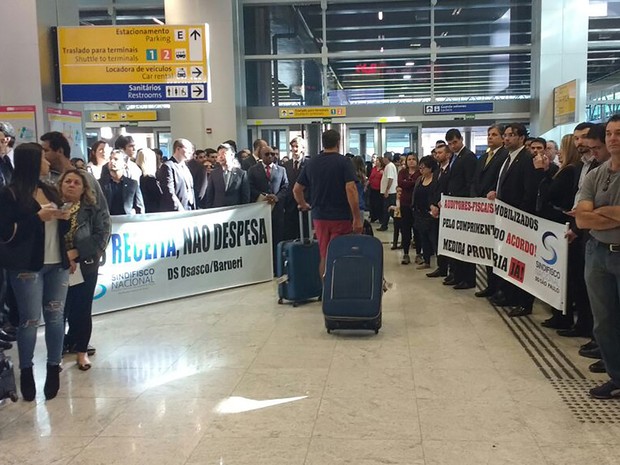 Auditores da Receita Federal protestam no Aeroporto de Guarulhos, em São Paulo (Foto: Helio Torchi/Sigmapress/Estadão Conteúdo)