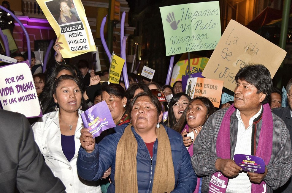 Presidente boliviano, Evo Morales, participa de uma manifestação para exigir o fim dos feminicídios e da violência contra as mulheres durante um protesto em La Paz, em 9 de agosto de 2019 — Foto: Aizar Raldes / AFP