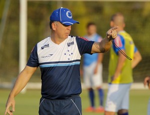 Lesões e convocações deixam Mano com mais de um time de desfalques