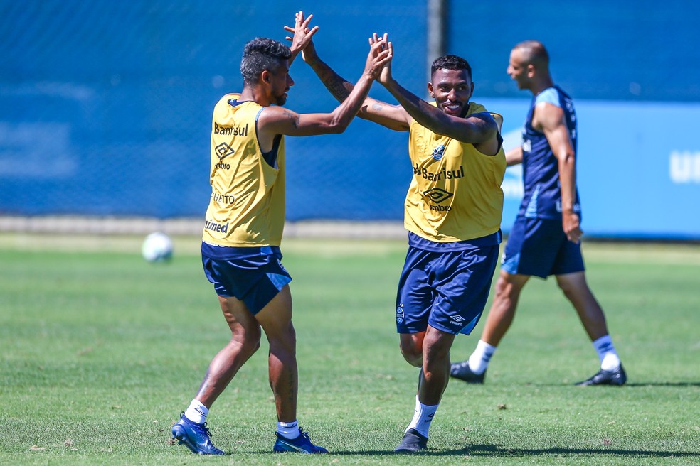 Paulo Miranda e Léo Moura devem começar a partida na Arena — Foto: Lucas Uebel/Grêmio/Divulgação