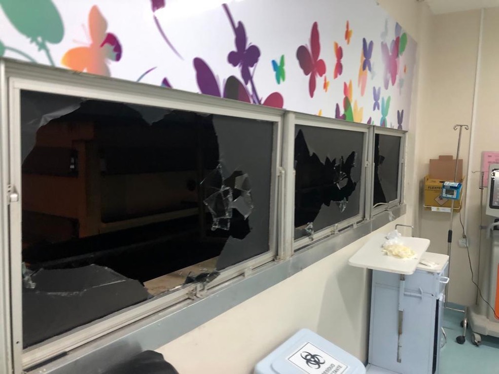 Incêndio atinge UTI neurológica do Hospital Geral Roberto Santos, após curto-circuito em leito — Foto: Reprodução/TV Bahia