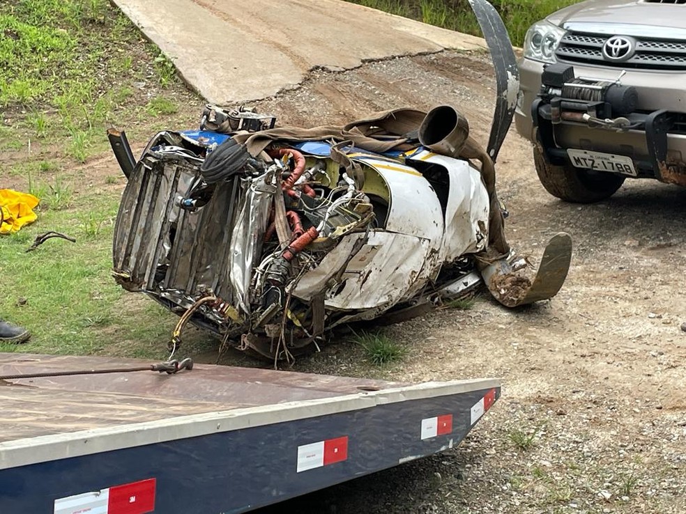 Motor que estava em mata fechada foi resgatado — Foto: Fervel Auto Socorro/Divulgação