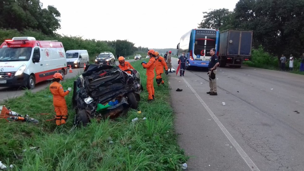 Colisão entre ônibus e automóvel deixa cinco mortos na BR-135 (Foto: Divulgação/Polícia Rodoviária Federal)