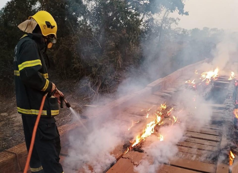 Bombeiro apagando fogo em ponte em Primavera de Rondônia — Foto: Reprodução