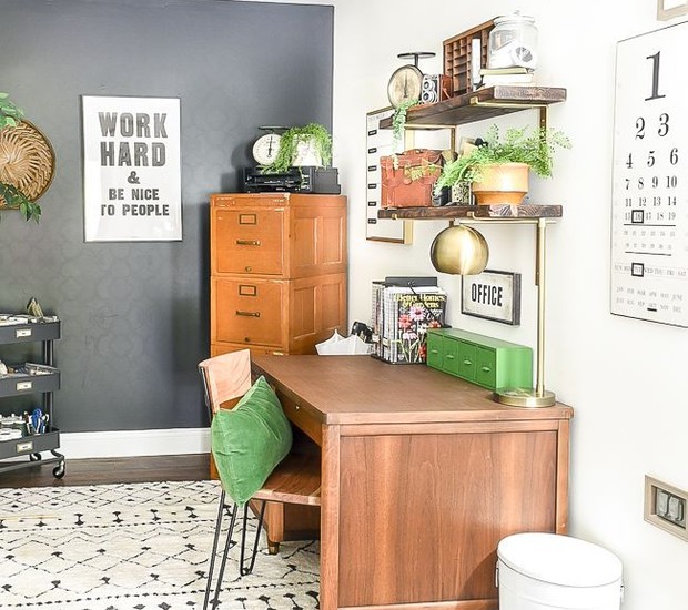 Home office com móveis de madeira antigos dão um aspecto vintage ao ambiente (Foto: Reprodução/Pinterest)