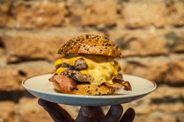 Burger Miami – burger, american cheese, bacon e molho especial, servido no pão brioche (Foto: Rogerio Gomes)