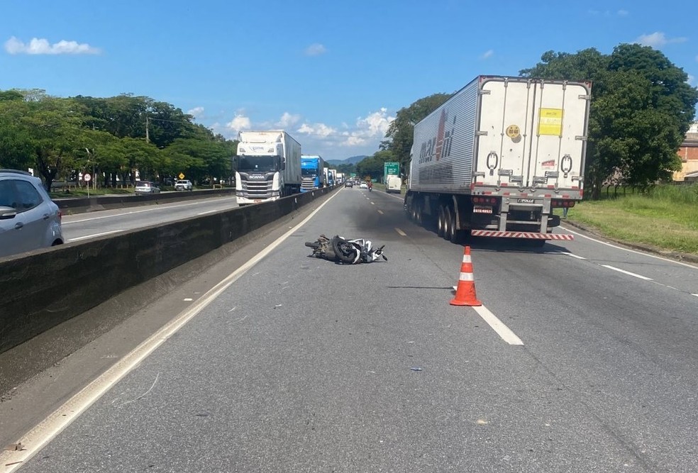 Mulher morre após atropelar cachorro e perder o controle da moto em Resende — Foto: Divulgação/Polícia Rodoviária Federal
