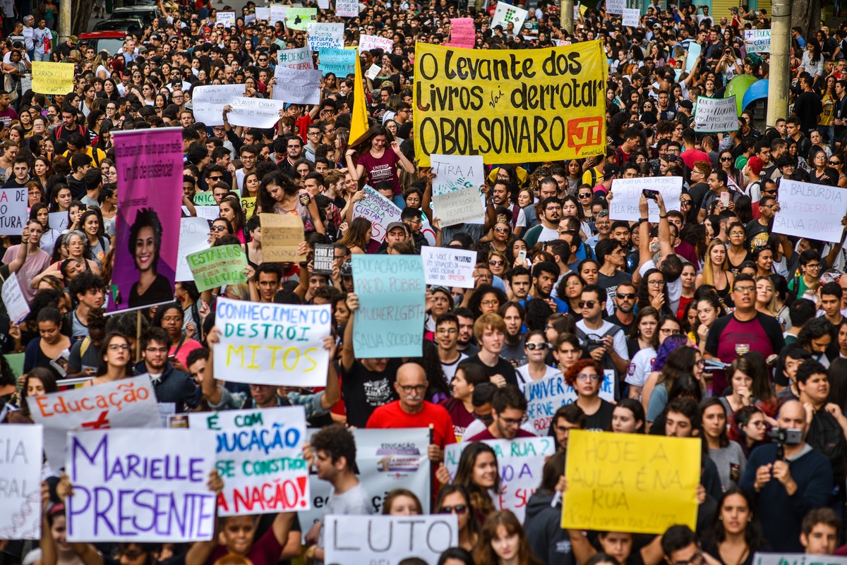 FOTOS: faixas e cartazes das manifestações contra cortes na educação