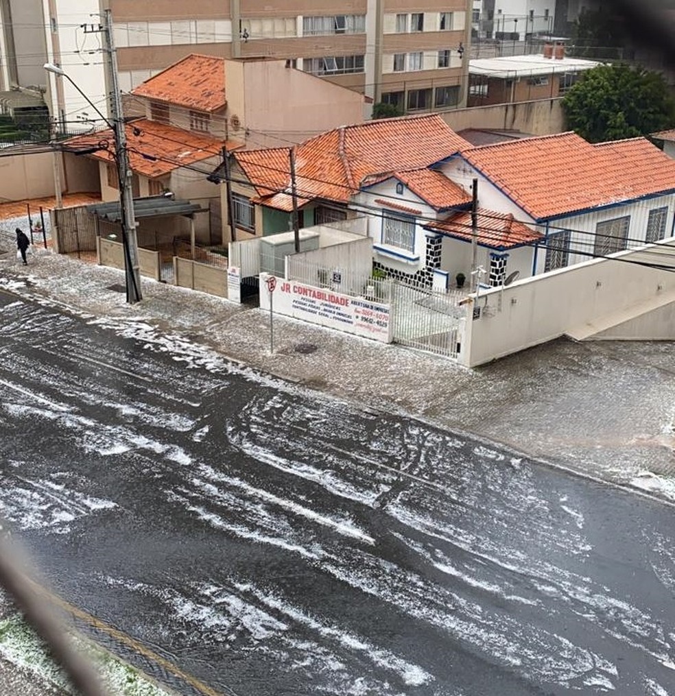 Chuva de granizo no bairro Cristo Rei, em Curitiba, na tarde desta terça (3) — Foto: Mariana Marinho Conselvan/Arquivo pessoal
