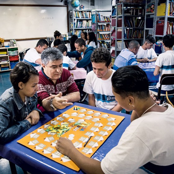 O professor Luiz Felipe Lins  com uma turma de nono ano.Ele cria estratégias para mostrar a matemática do dia a dia (Foto:  Stefano Martini/ÉPOCA)