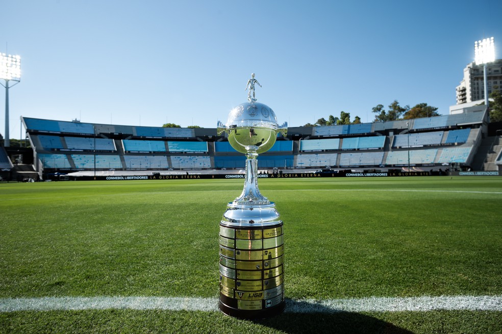Taça da Libertadores no estádio Centenário — Foto: Divulgação / Conmebol
