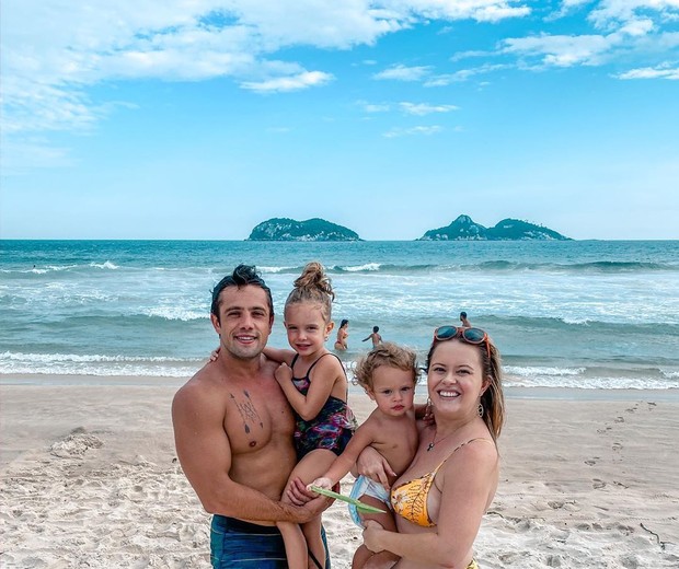 Mariana Bridi com Rafael Cardoso e os filhos Aurora e Valentim (Foto: Reprodução/Instagram)