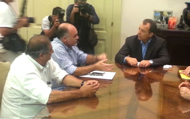 Saldo do encontro com Cabral: Fluminense feliz e Fla esperançoso