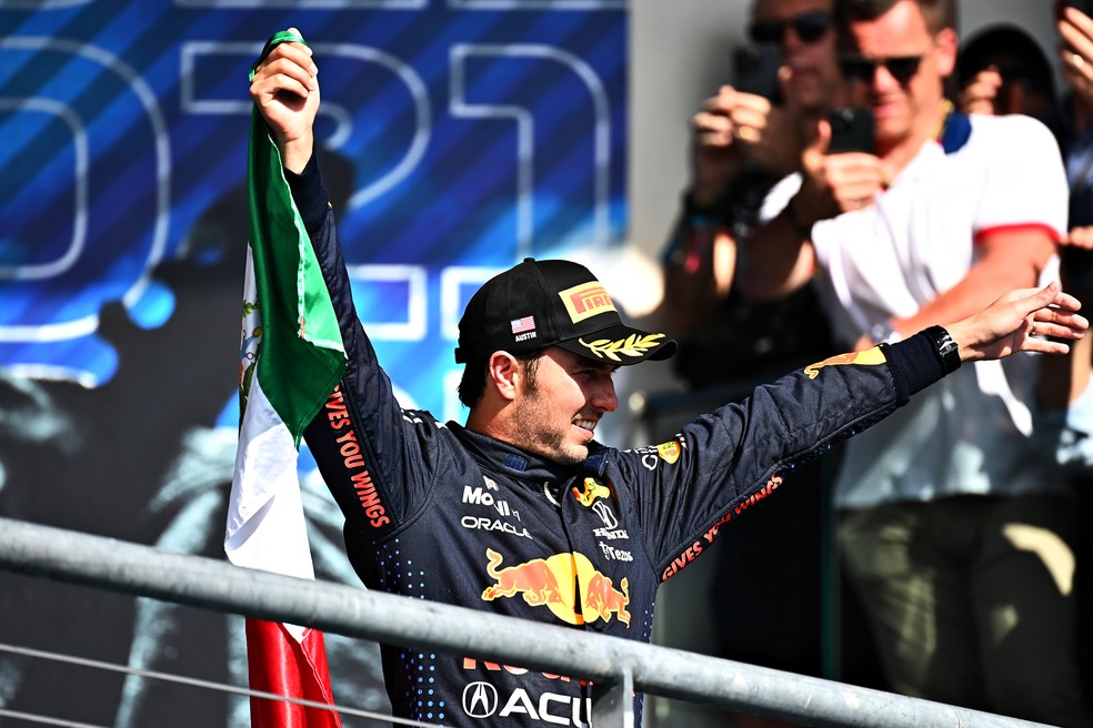 Sergio Pérez comemora o terceiro lugar no pódio do GP dos Estados Unidos, no Circuito das Américas — Foto: Clive Mason/F1 via Getty Images