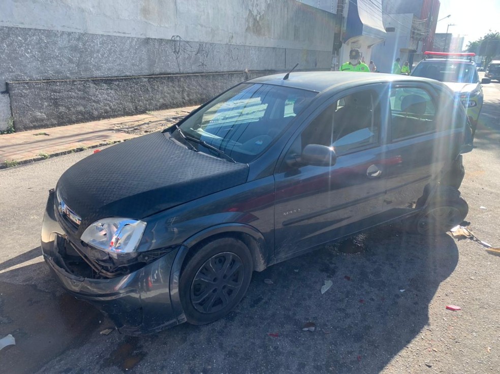 Carros que estavam parados no semáforo foram atingidos — Foto: Carlos Dhaniel/Inter TV Cabugi