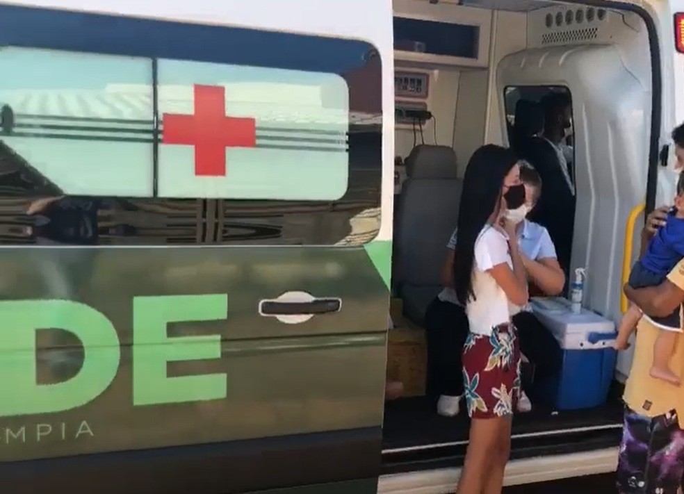 Ambulância é adaptada para carro da vacina — Foto: Reprodução