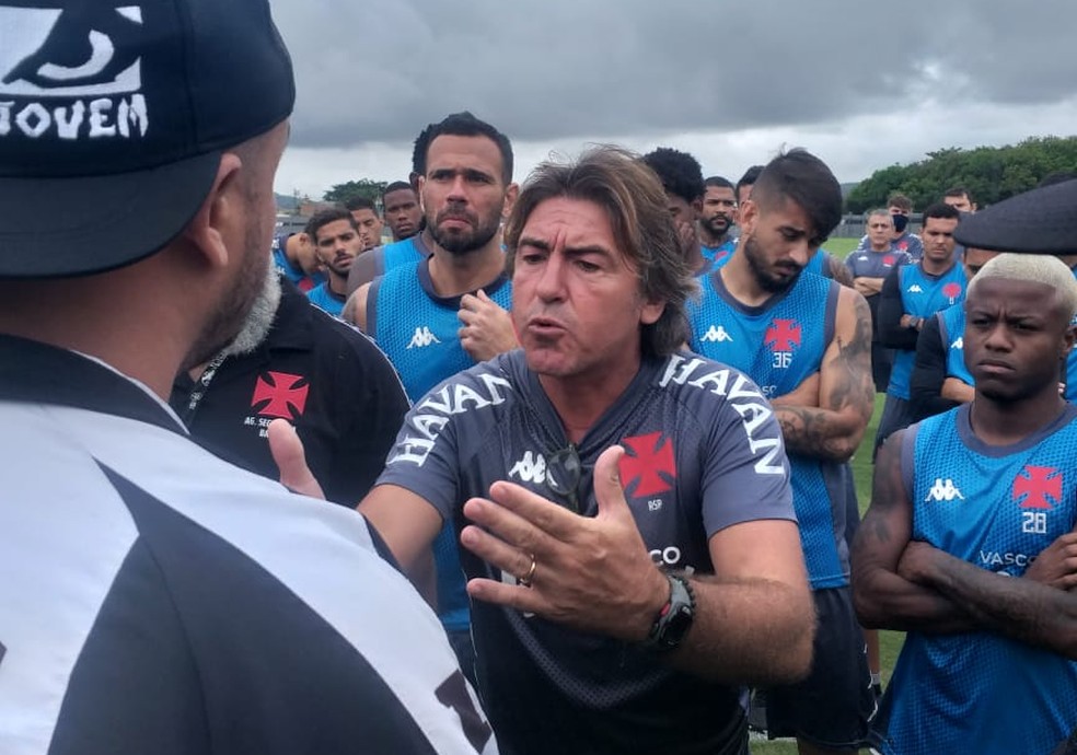 Membros de organizada entram em CT do Vasco para cobrar elenco e S� Pinto � Foto: Reprodu��o