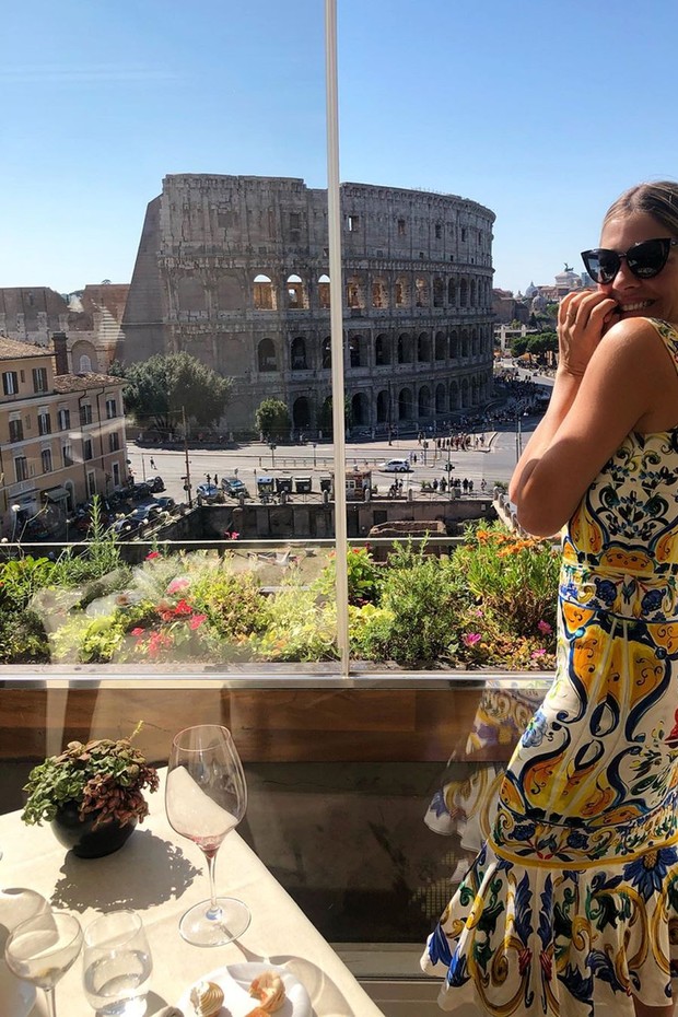 Luma Costa toma vinho em frente ao Coliseu (Foto: Reprodução/Instagram)