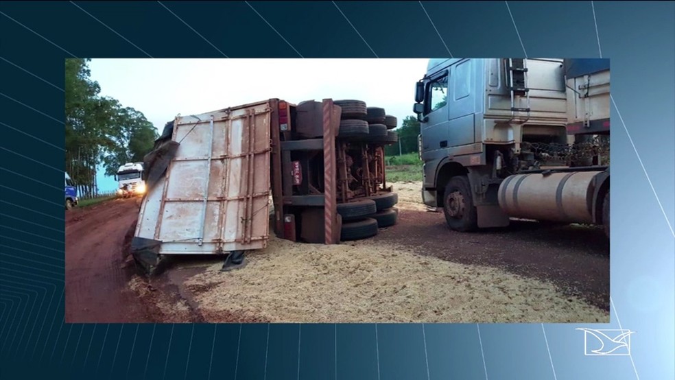 Caminhão tomba e deixa espalhado grãos pela rodovia. — Foto: Reprodução/TV Mirante